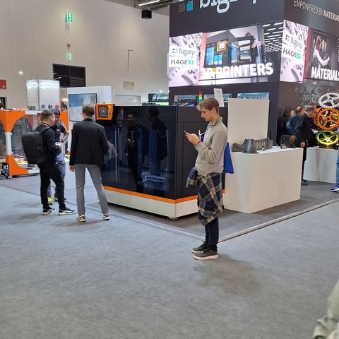Messestand mit großformatigen 3D-Druckern auf der Formnext 2023