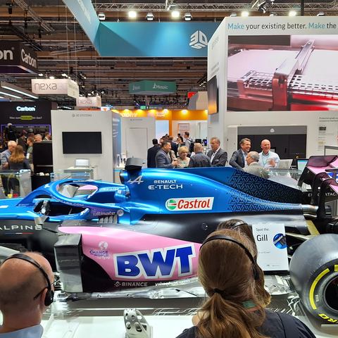 Rennwagen an einem Messestand der Formnext 2023