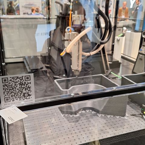 Großformatiger Drucker bei der Arbeit auf der Formnext 2023