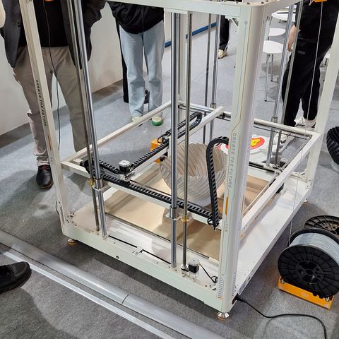 Offener Großformatdrucker am Messestand der Formnext 2023