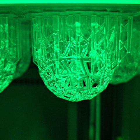 Harzdrucke mit Stützstruktur unter grünem Licht