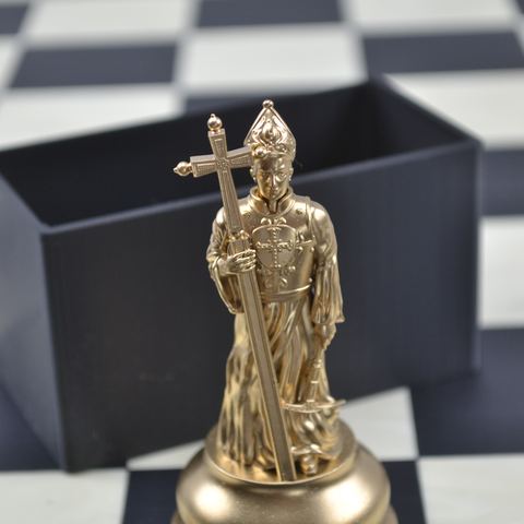 Vergoldeter Läufer als Bischof mit Kreuz vor der Aufbewahrungsbox