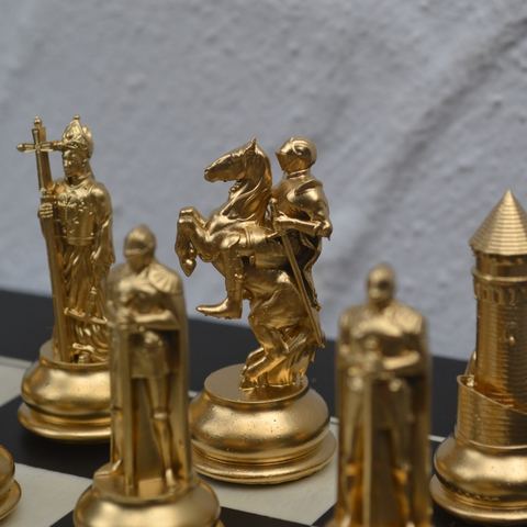 Vergoldete Figuren im Anschnitt, dahinter der Turm