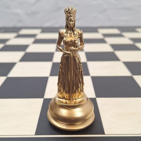 Vergoldete Dame auf dem Schachbrett