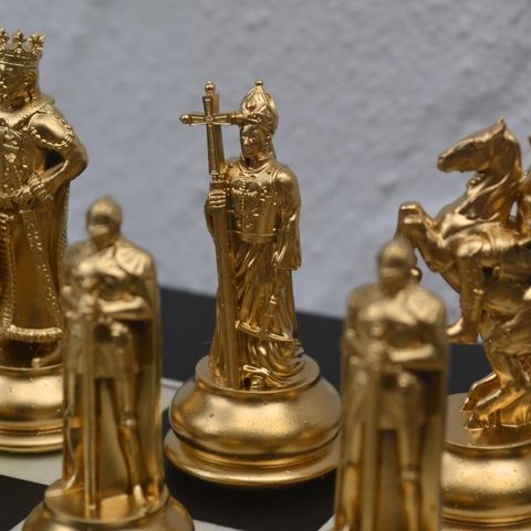 Vergoldete Figurengruppe mit König, Läufer und Springer