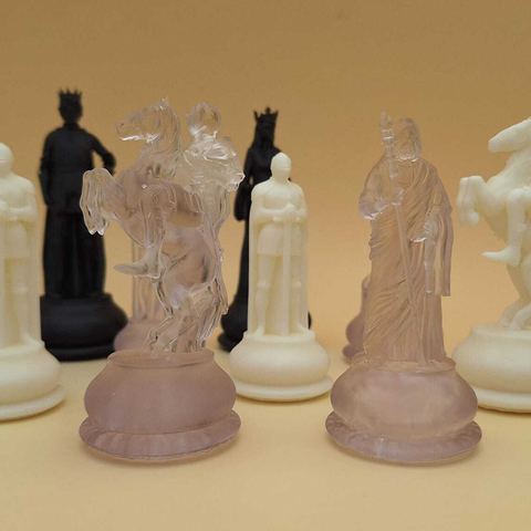 Figuren in verschiedenen Harzen und Farben im Vergleich