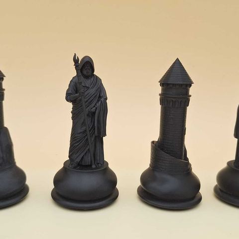 Schwarze Figuren: Turm, Läufer und Dame im Profil