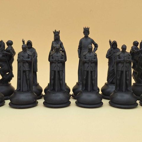 Vollständige Reihe schwarzer Figuren