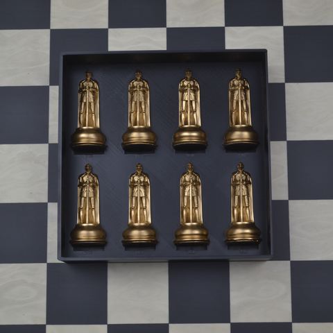 Vergoldete Figuren in der Aufbewahrungsbox auf dem Brett
