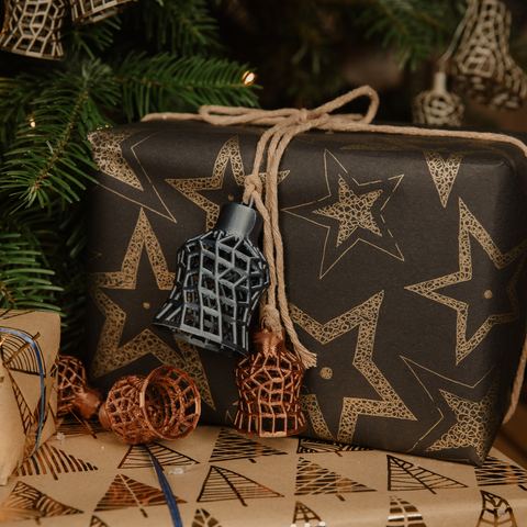 Geschenk mit gedrucktem Anhänger unter dem Baum