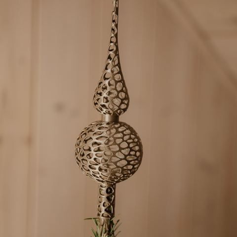Filigrane Christbaumspitze mit Gitterkugel