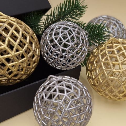 Gitterkugeln in Gold und Silber mit Geschenkbox