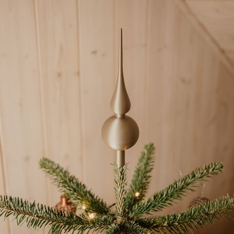 Goldene Christbaumspitze auf der Tanne