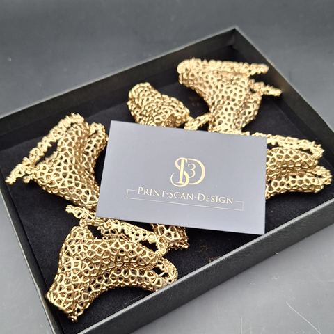 Goldene Anhänger in einer Geschenkbox mit Karte