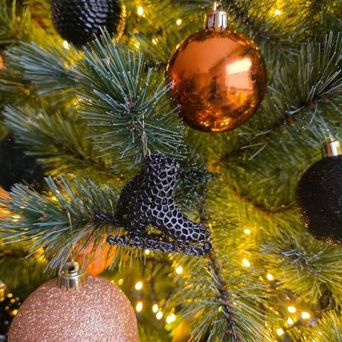 Gedruckter Anhänger zwischen Kugeln am Baum