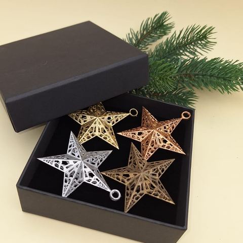 Gedruckte Sterne in einer Geschenkbox