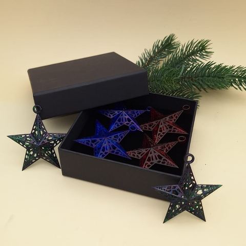 Blaue und schwarze Sterne in einer Geschenkbox
