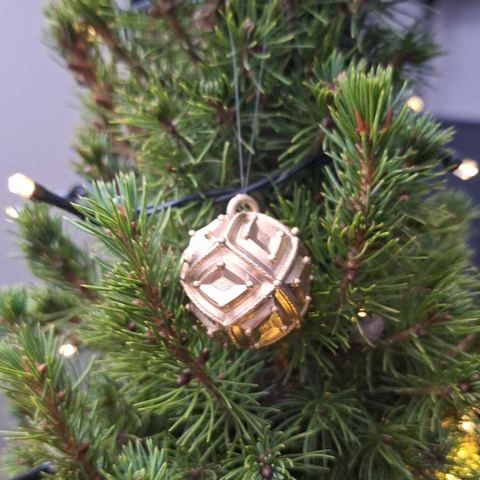 Kugel mit geometrischem Muster an der Tanne