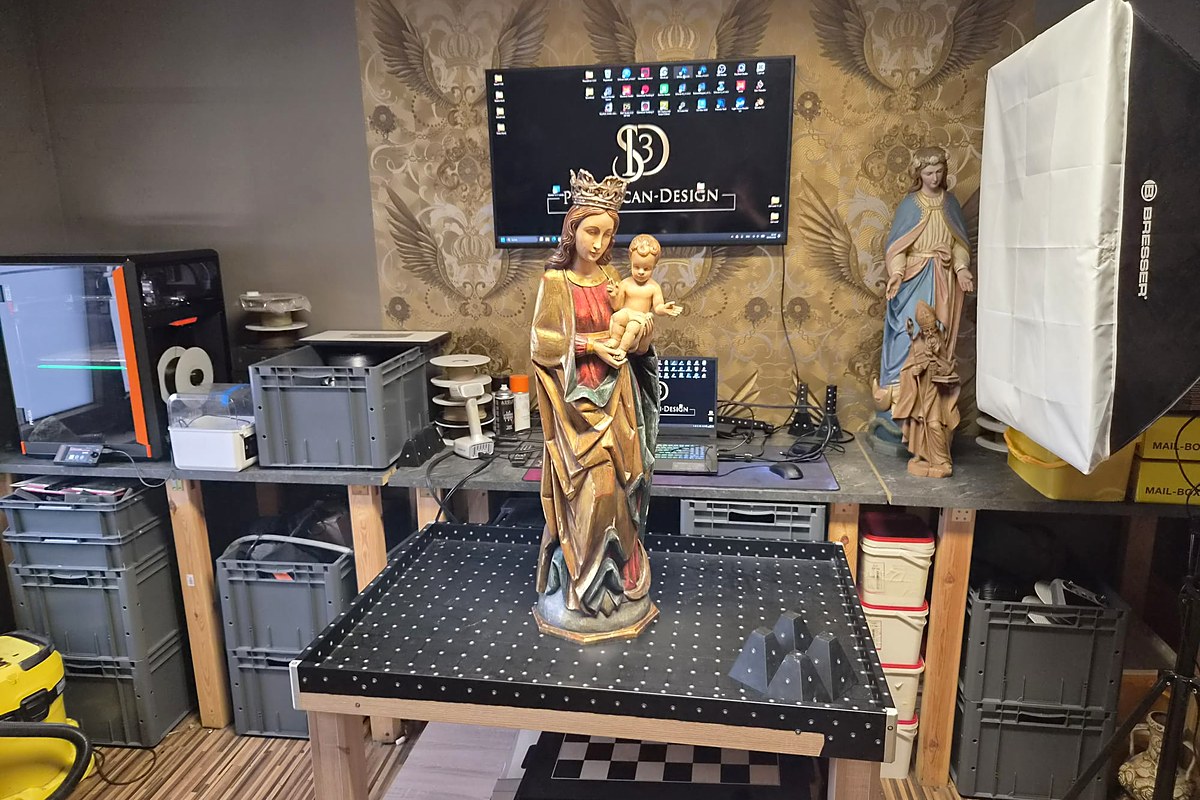 Madonnenfigur auf dem Messtisch im Studio