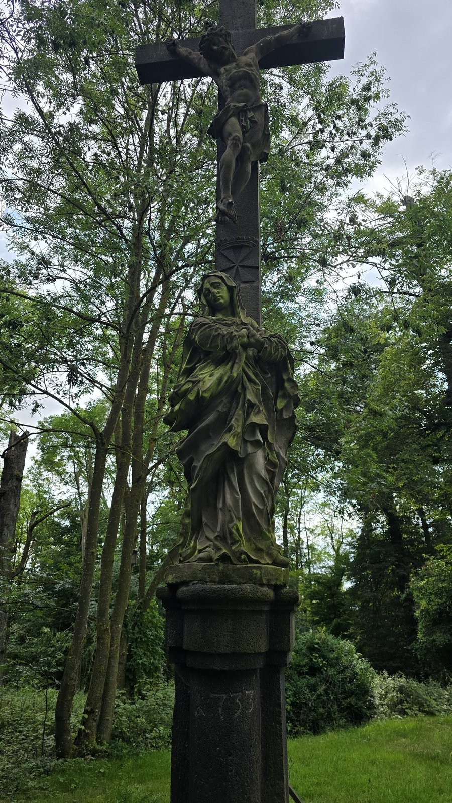 Marienfigur am Wegekreuz auf dem Karmelenberg