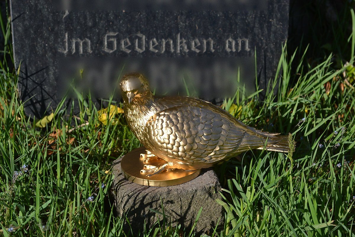 Der vergoldete Vogel auf dem Grabmal